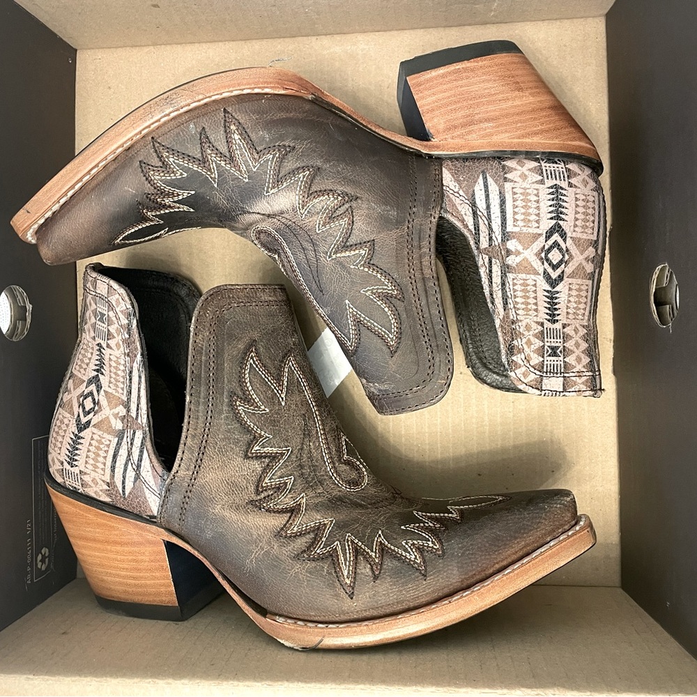 Brand New Ariat Dixon Ankle Booties!